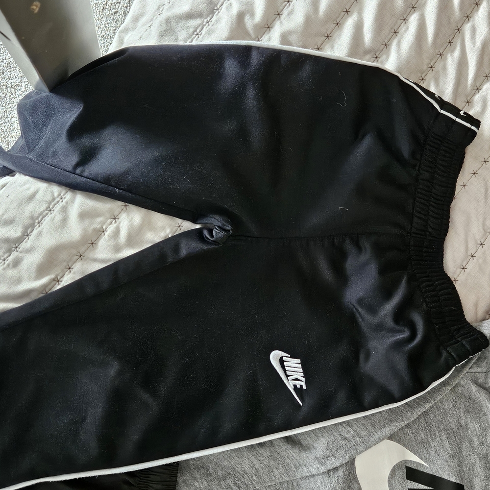 Nike Sweatshirt and Joggers Set - Picture 3 of 6